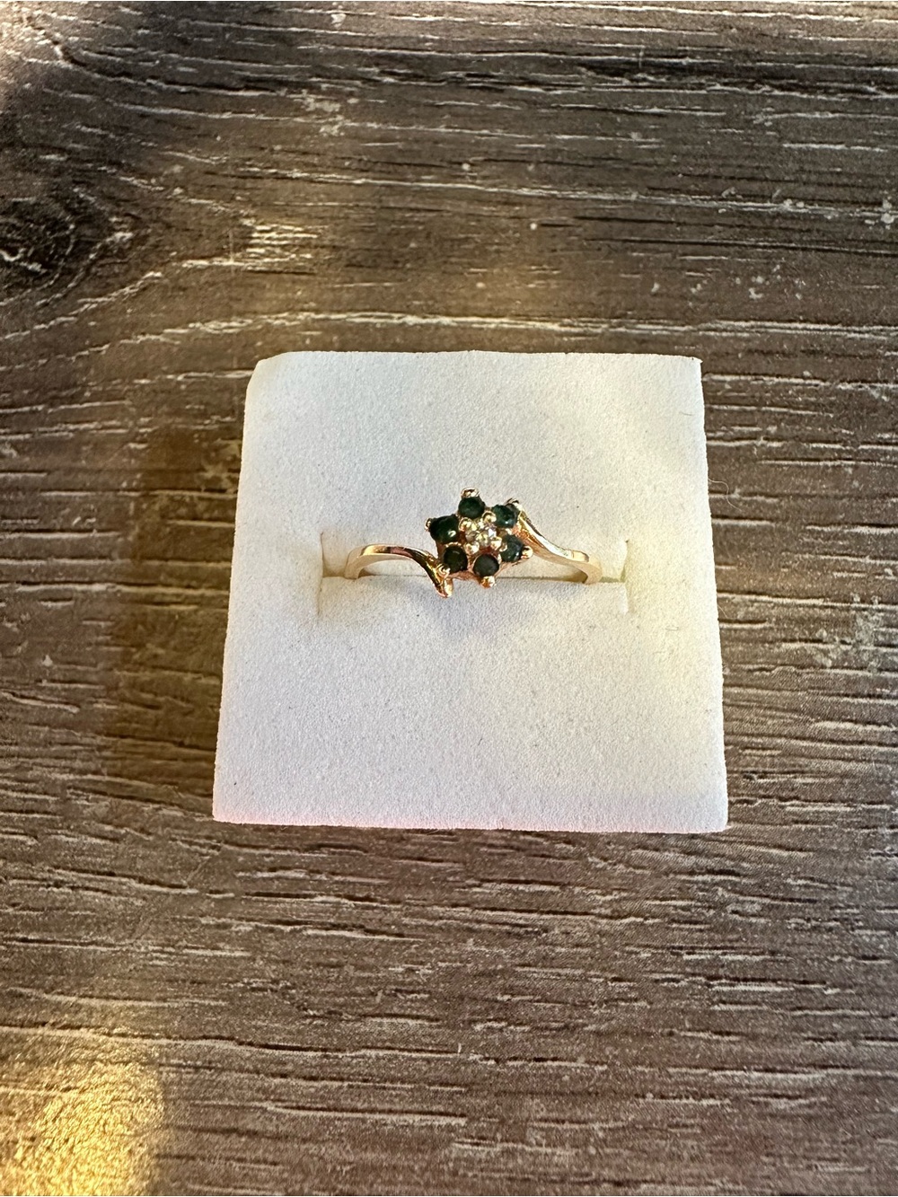 Vintage Estate Emerald Diamond Flower 10K Plum Yellow Gold Daintily Ring 5.25
